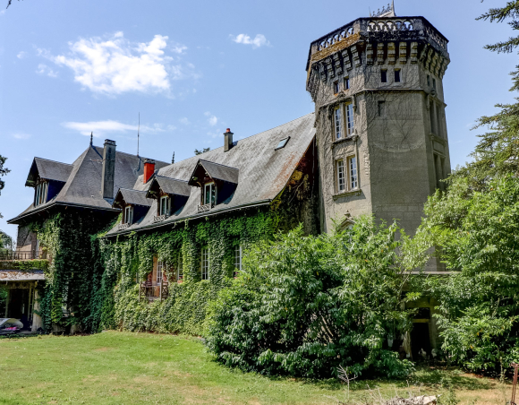 Château de Normandie avec nombreuses dépendances terrain