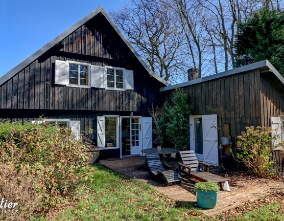 Maison vue sur mer à vendre à Hautot sur Mer entourée de bois