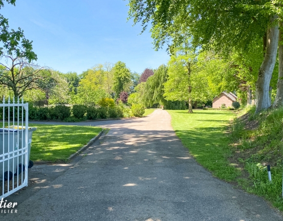 Propriété à vendre avec salle de réception, dépendances et un parc de 4ha.