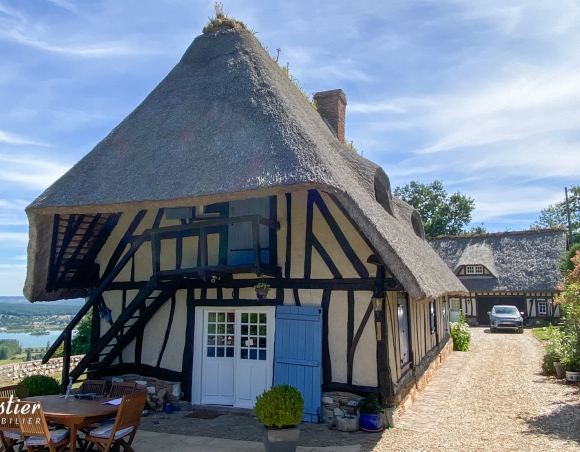 Maison toit de chaume avec vue sur la Seine