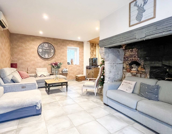 Demeure de caractère à vendre. Magnifique clos masure préservé avec gîtes