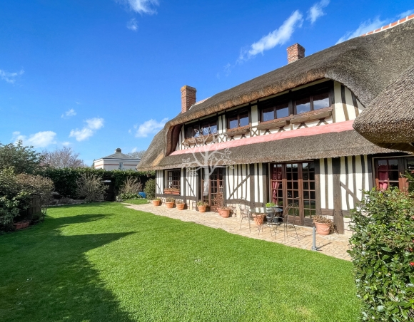 Une charmante maison au toit de chaume sur la côte Normande