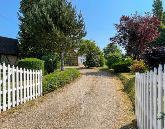 Charmante maison de village à colombages et silex avec dépendance