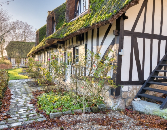 Ensemble immobilier de trois chaumières à vendre au cœur du parc naturel régional des boucles de la seine