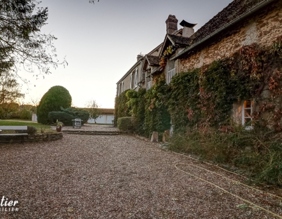 Propriété de caractère à vendre typique de l'ouest de de l'Ile de France, entre Versailles et la Normandie, un authentique corps de ferme magnifiquement aménagé