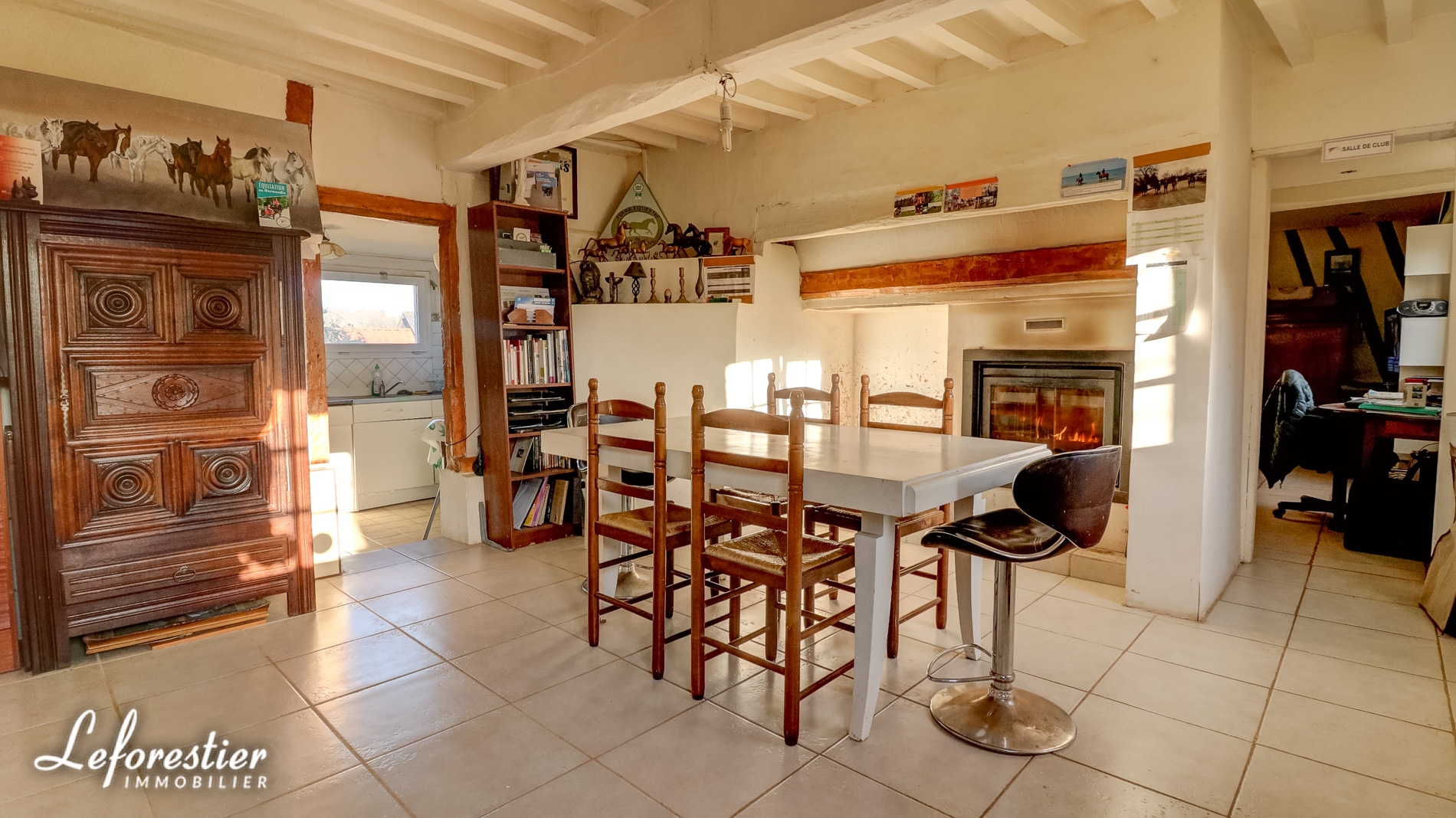 Maison de campagne entre bois et champs. Cadre magnifique !