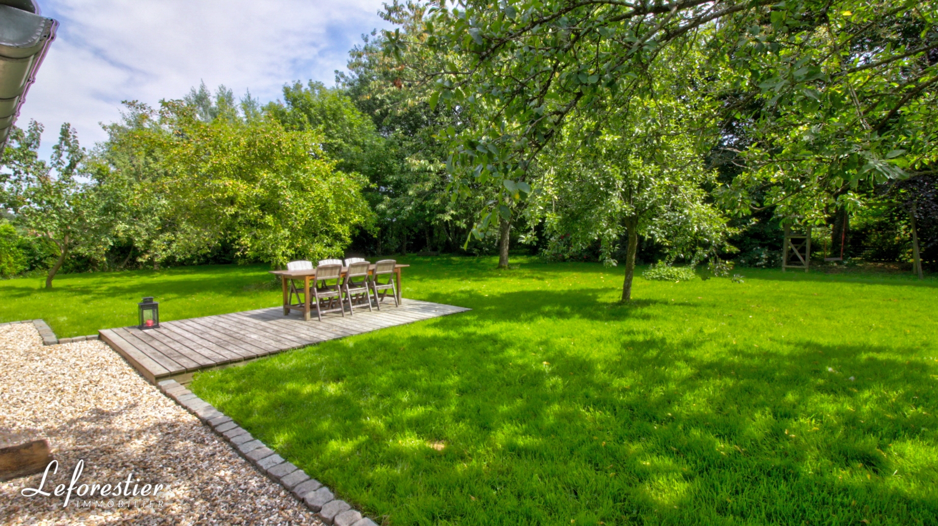 Maison de campagne et dépendance dans joli jardin arboré