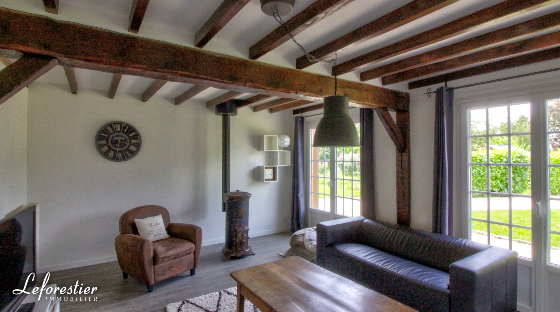 Maison de campagne et dépendance dans joli jardin arboré