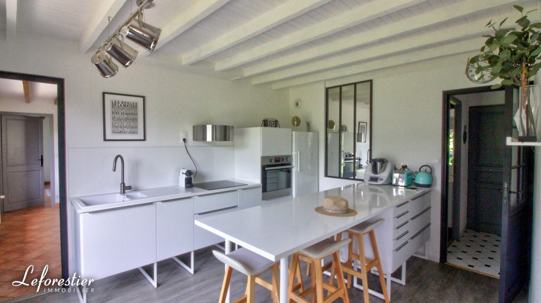 Maison de campagne et dépendance dans joli jardin arboré