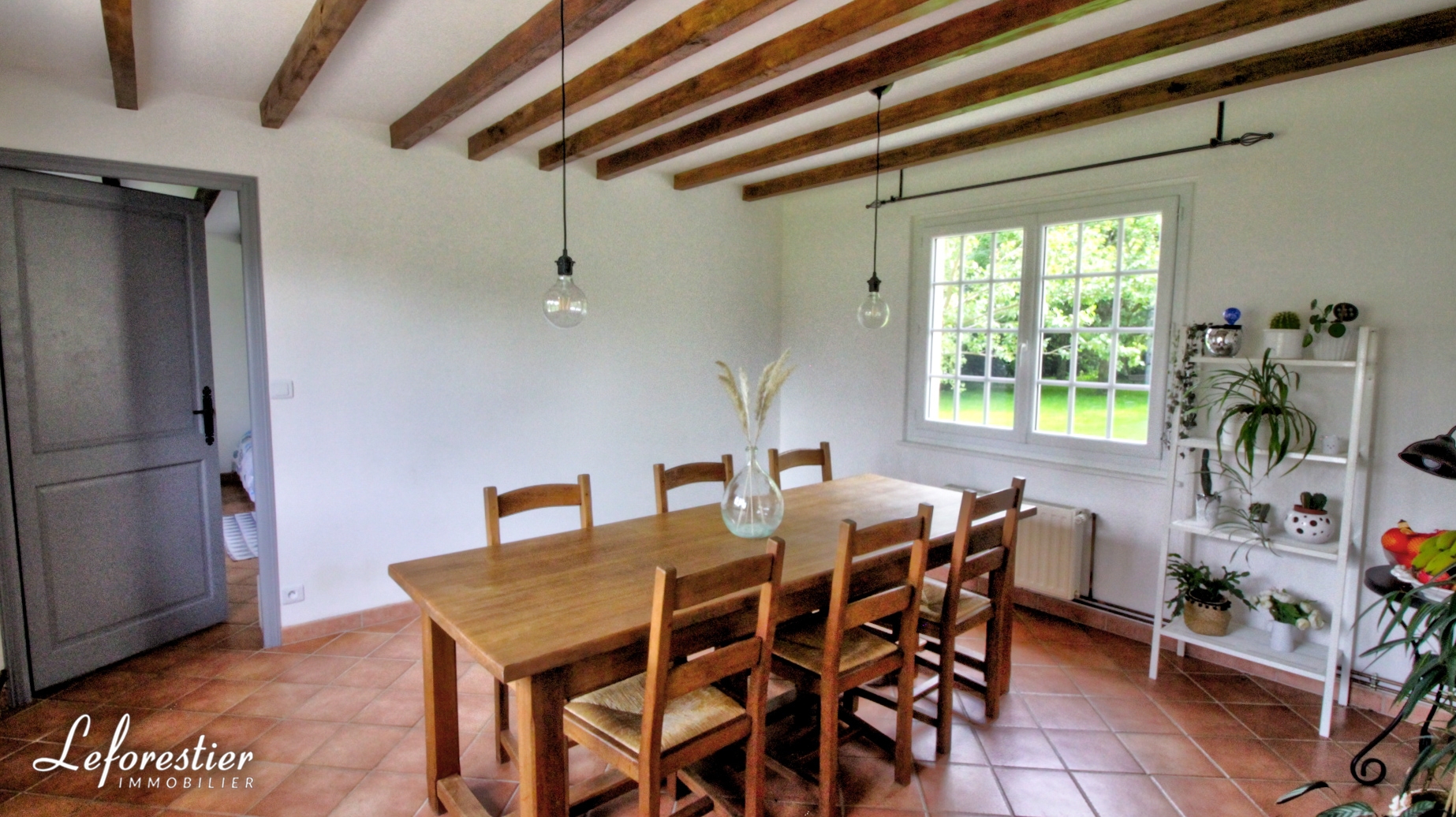 Maison de campagne et dépendance dans joli jardin arboré