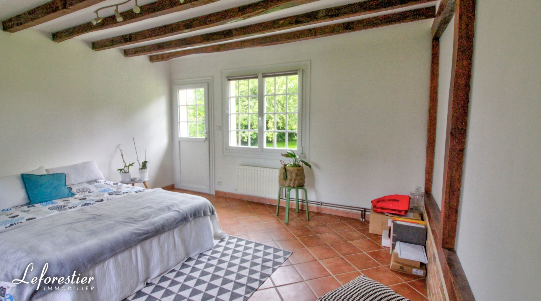 Maison de campagne et dépendance dans joli jardin arboré