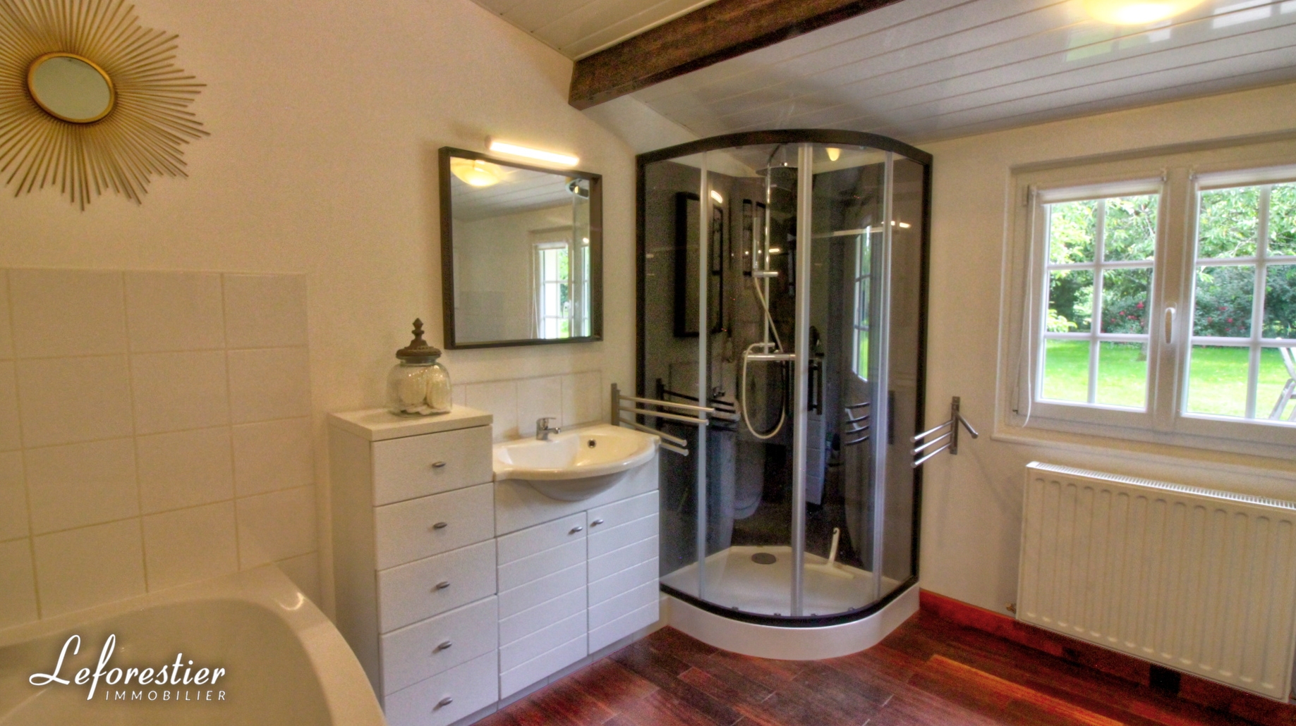 Maison de campagne et dépendance dans joli jardin arboré