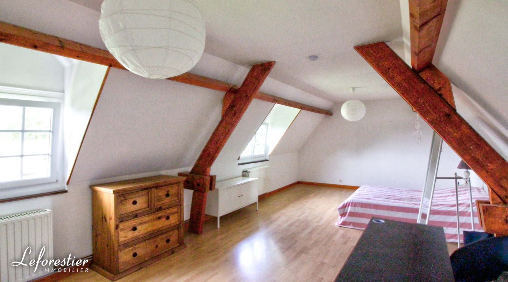 Maison de campagne et dépendance dans joli jardin arboré