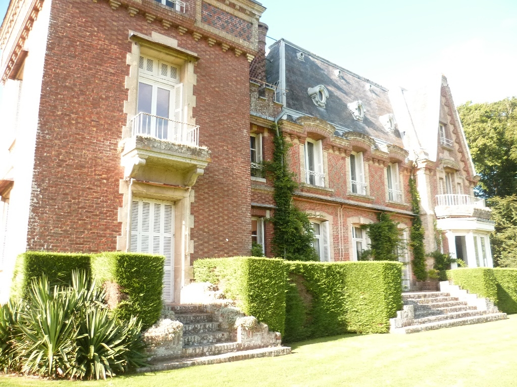 Vendu Château XIXème Deux dépendances Prairies en Normandie 4804