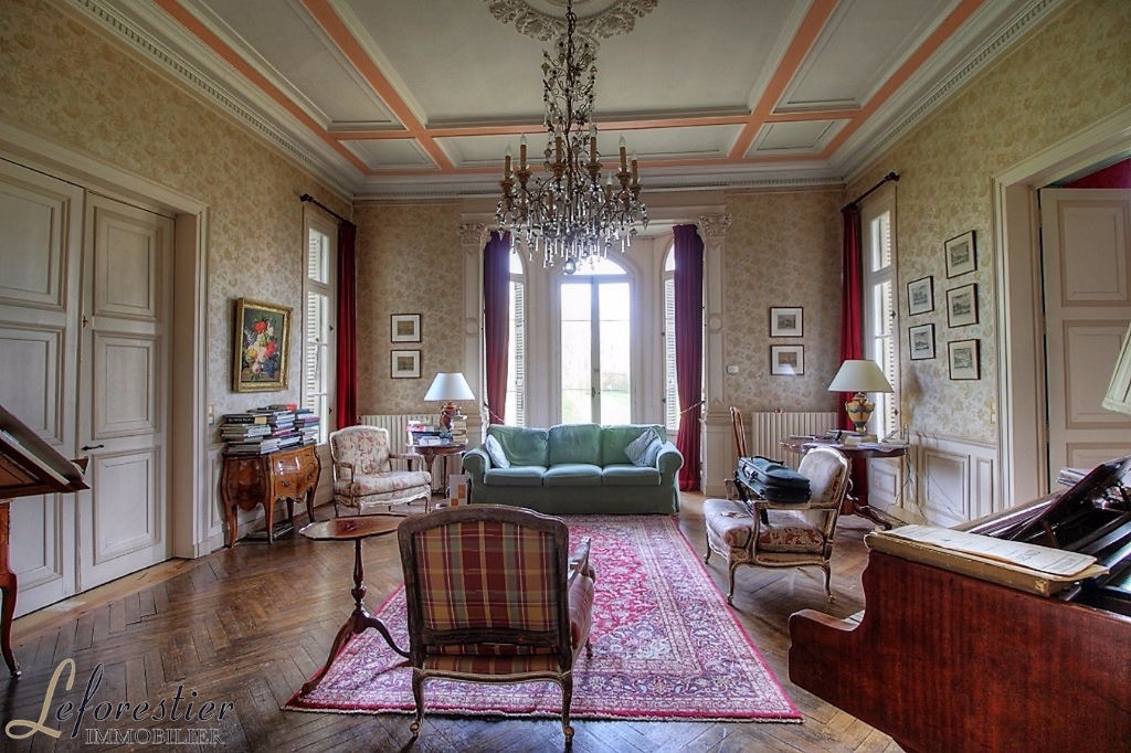Château de style méditerranéen à vendre Parc 2 ha Village de Normandie
