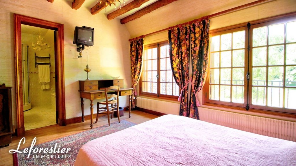 Manoir à vendre au milieu d'un parc en bordure de l'Eure en Normandie