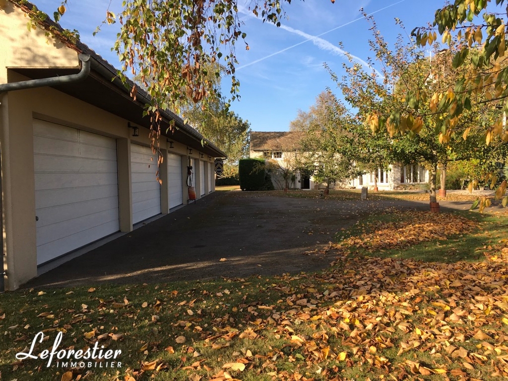 Propriété de caractère à vendre typique de l'ouest de de l'Ile de France, entre Versailles et la Normandie, un authentique corps de ferme magnifiquement aménagé