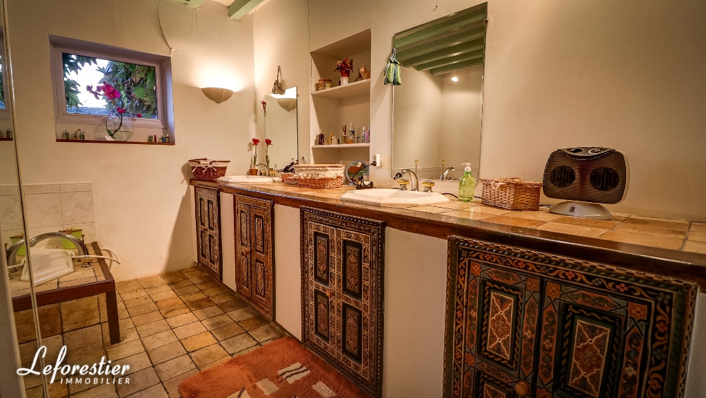 Propriété de caractère à vendre typique de l'ouest de de l'Ile de France, entre Versailles et la Normandie, un authentique corps de ferme magnifiquement aménagé