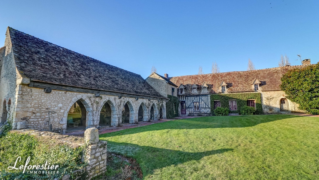 Authentique prieuré à vendre avec piscine couverte et dépendances