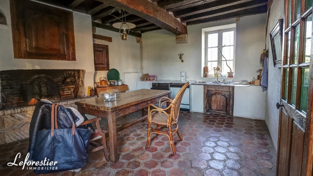 Authentique prieuré à vendre avec piscine couverte et dépendances