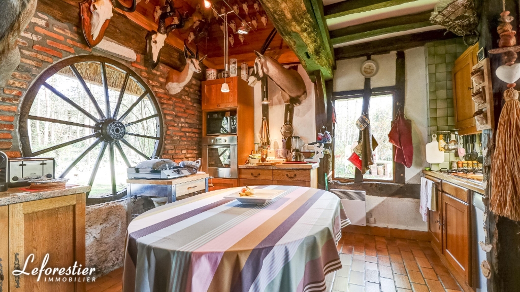 Chaumière dans les boucles de la Seine entre Rouen et Le Havre.